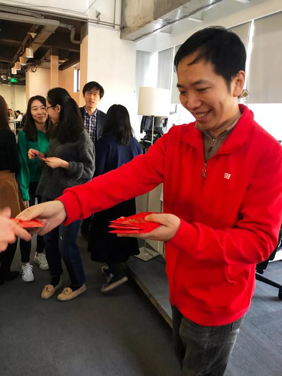 别人家的老板系列|开工第一天,雷军发红包(图)