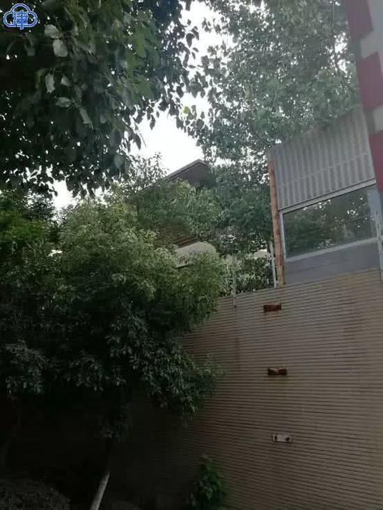 王振华母亲居住的别墅小区,私密性极佳