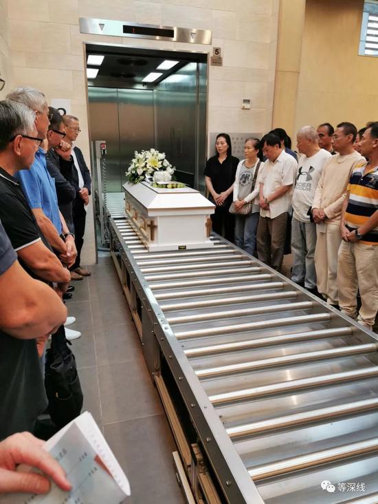 7月9日上午,李兆基的妻子邱巧珍按动电钮,棺木缓缓进入火化炉瞬间.