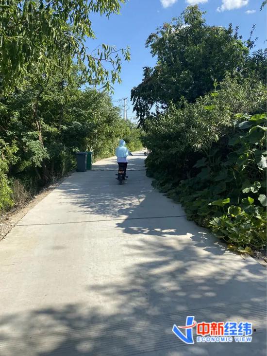  ▲在万家码头村，一名女子称，相关材料已递交政府