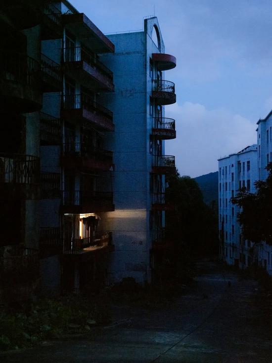 广州市黄埔区澳洲山庄：与烂尾楼一同老去的下半生