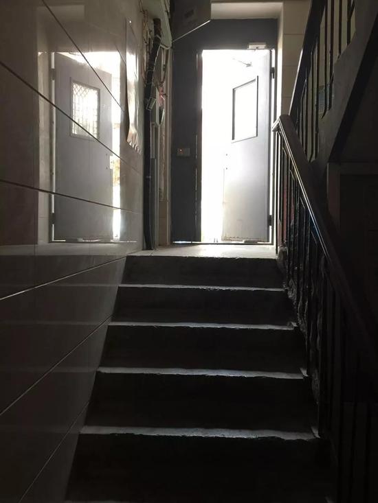 (爱民里小区还有"更深"的地下室,从单元门进去需要"下楼"2.5米)