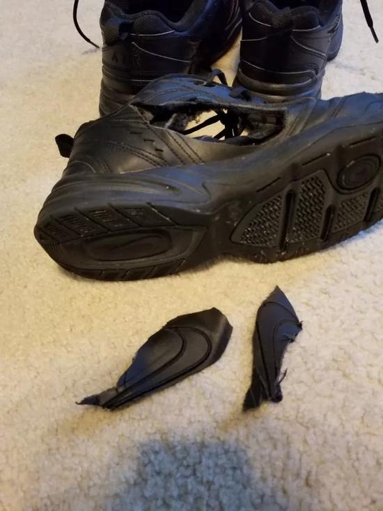 克兰西推特截图   还有人撕毁自己的耐克鞋鞋标,扬言不会再每年买五六