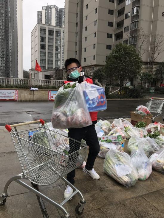 十堰＂战时管制＂：50名志愿者与五千名居民的自