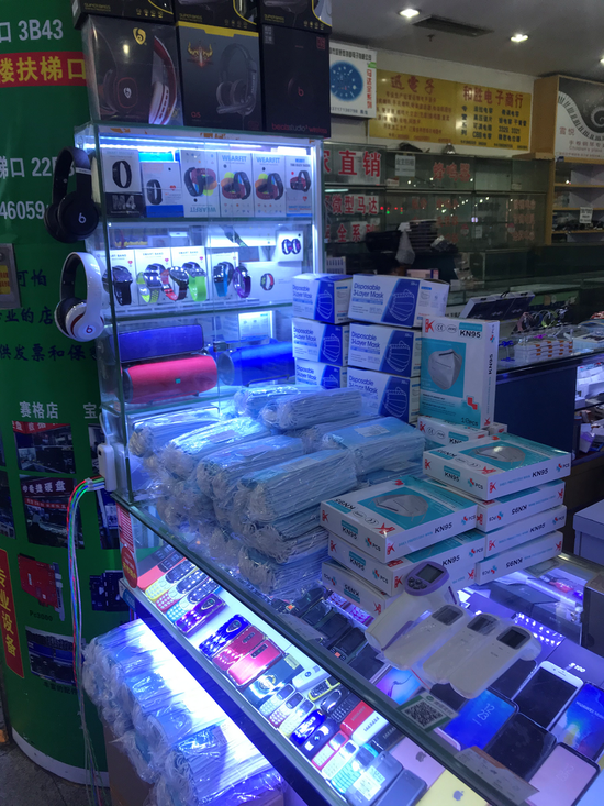 图〡昔日的白牌tws耳机档口已改卖口罩等