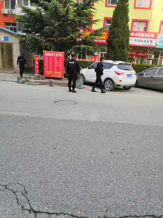  大午集团主要路口有民警在执勤（受访者供图）