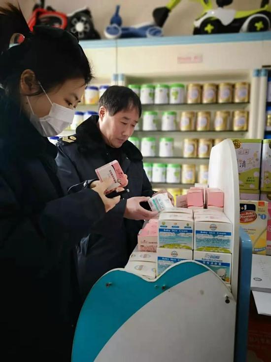 ▲赣榆区卫健委工作人员进行拉网式排查。图片来源:赣榆区区委宣传部