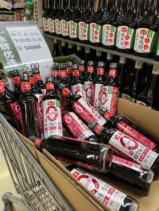 零添加酱油往往被摆在超市的显眼处。图/余源摄