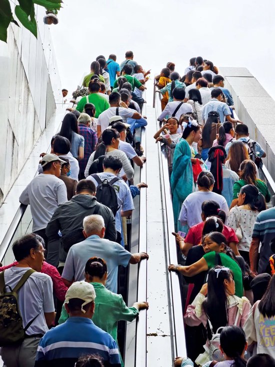 11月12日，深圳地铁出站的乘客。