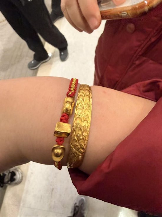 （阿姨向记者展示其早前购买的金镯，来源：21世纪经济报道记者郭聪聪拍摄） 