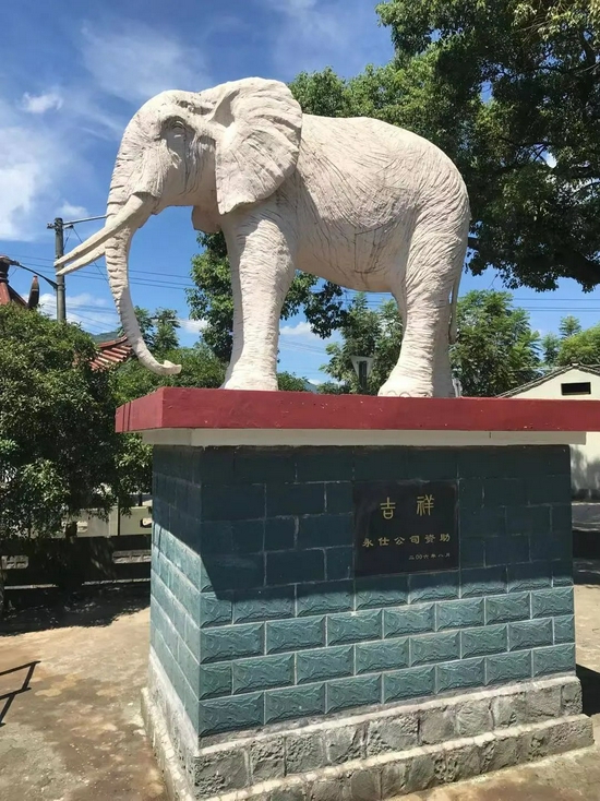 　象岩村村口雕塑，由周文勇的永仕公司赞助。《财经》记者张倩/摄