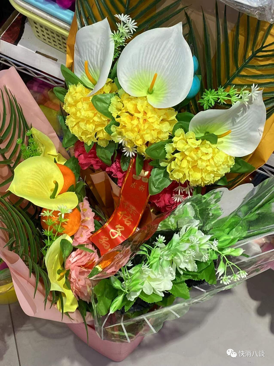 黄白菊花 吊唁花篮 清明祭扫 鲜花唱 主角 价格随需求水涨船高 新浪财经 新浪网 黄白菊花 吊唁花篮 清明祭扫 鲜花唱 主角 价格随需求水涨船高 新浪财经 新浪网