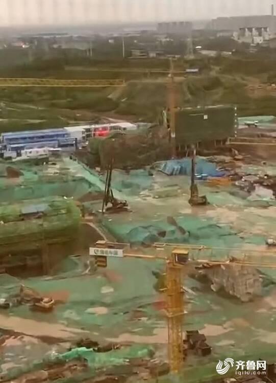 济南绿城春来晓园脚手架被吹倒 为拿预售证盖假