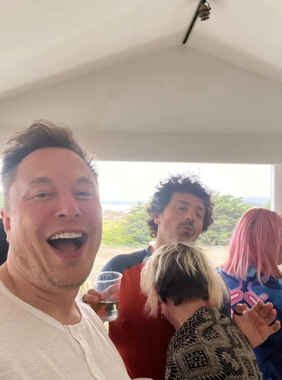 Musk posts photos of his meeting with Brin on social networks to dispel rumors