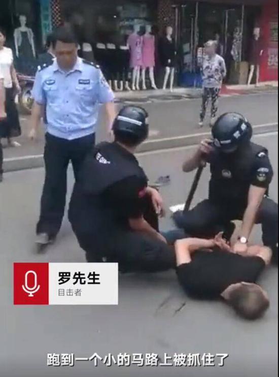 持两把菜刀抢银行