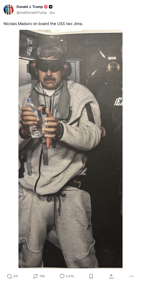 美国总统特朗普3日在社交媒体上发布委内瑞拉总统马杜罗在美国军舰上戴手铐、双眼被黑布蒙住的照片。图/新华社援引特朗普社交媒体