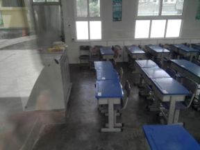 图9-9 五里苏区小学教室内景