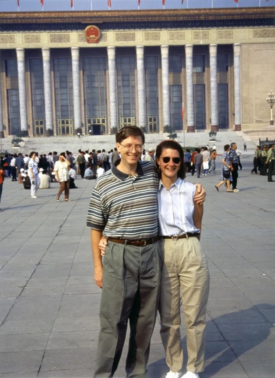 比尔和梅琳达·盖茨在人民大会堂前合影，1995年