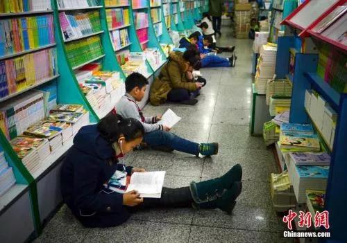 资料图：小学生们正在阅读书籍 刘新 摄