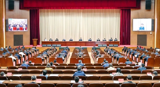 5月30日,全省稳经济增长大会以视频形式召开。省委书记景俊海出席会议并讲话,省委副书记、省长韩俊主持会议。邹乃硕 摄