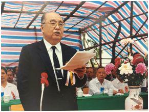 　▲1984年8月，王光英同志在珠江磨刀门工程开工仪式上讲话。