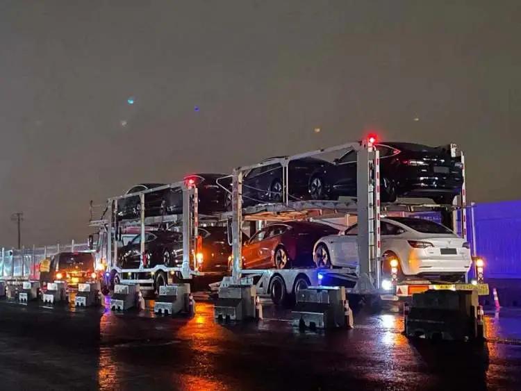 特斯拉上海超级工厂外，运送刚出厂新车的双层拖挂车（图片来源：品玩）