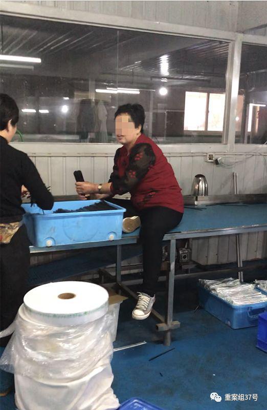 ▲一名工人直接坐在板子上赤手整理洗过的筷子,准备去打包装。 新京报记者 刘经宇 摄