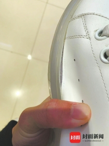 成都市民在太古里亚历山大麦昆店4400元买新鞋 不到一个月全开裂