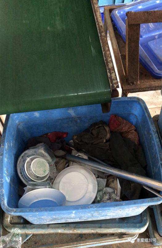 ▲传送带下的箱子里散落着来不及装箱的餐具,里面的脏抹布用来擦抹塑料箱。 新京报记者 刘经宇 摄