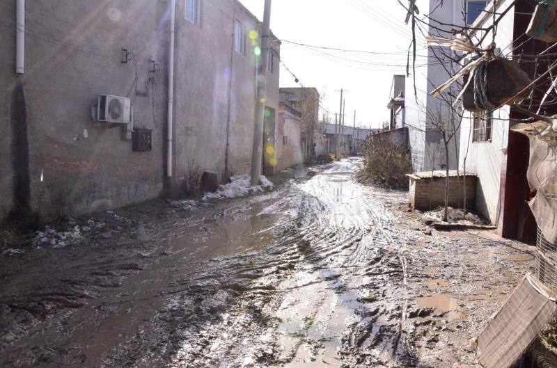 村里的道路遇到下雨天便泥泞不堪。受访者供图
