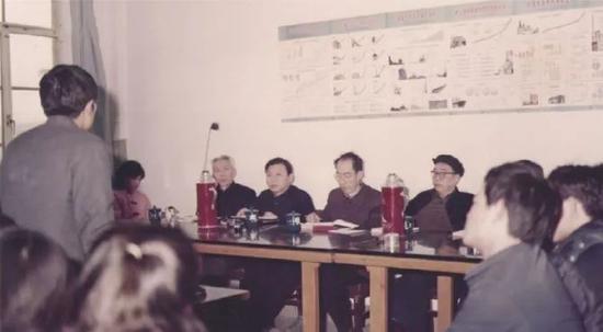 1984年12月，张维迎硕士论文答辩现场。
