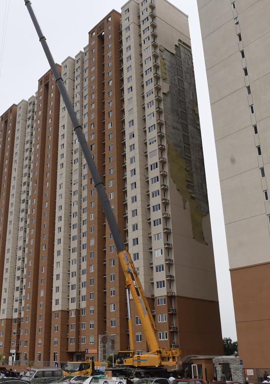 朝阳区东坝首开畅颐园小区3号楼墙体大面积脱落。新京报记者 吴宁 摄