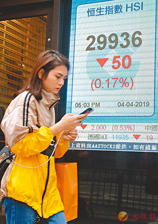 ■港股昨突破3万大关后一度倒跌221点，昨成交减至1，093亿元。中通社