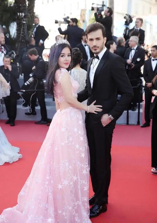 于文红(左)和第五任老公罗兰多.