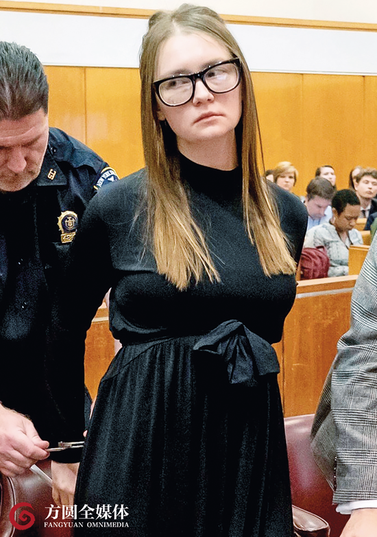 安娜·索罗金在庭审现场。（图片来源：豆瓣）