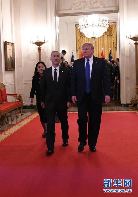 當(dāng)?shù)貢r間1月15日，中共中央政治局委員、國務(wù)院副總理、中美全面經(jīng)濟(jì)對話中方牽頭人劉鶴與美國總統(tǒng)特朗普在美國首都華盛頓出席中美第一階段經(jīng)貿(mào)協(xié)議簽署儀式后離開白宮東廳。當(dāng)天，中美第一階段經(jīng)貿(mào)協(xié)議簽署儀式在白宮東廳舉行。 新華社記者 劉杰 攝