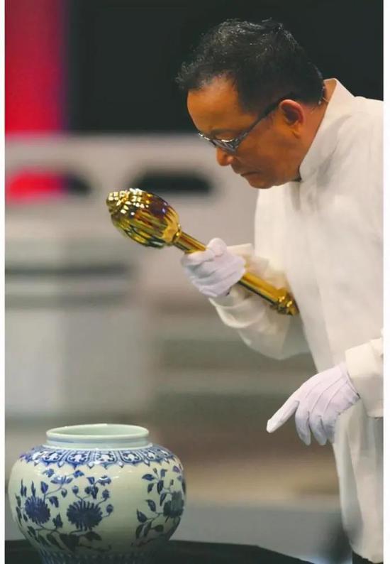 王刚首次回应“一锤子误砸价值2亿的文物”：传闻失实 就是赝品