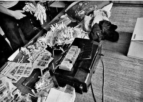 现场查获的假币制造工具及假币