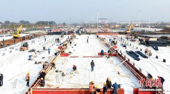 图为雷神山医院施工现场。 中新社发 胡琛 摄