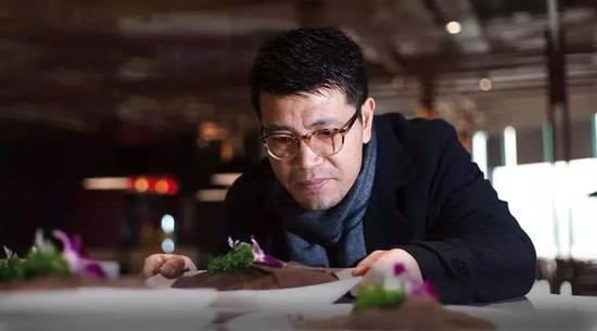 靠一盘毛肚年入15亿、比海底捞还贵 这家火锅凭啥？