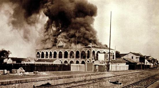 辛亥革命爆发，汉口火车站及附近火势凶猛