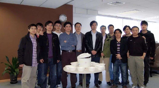 左一：小米12号员工李伟星