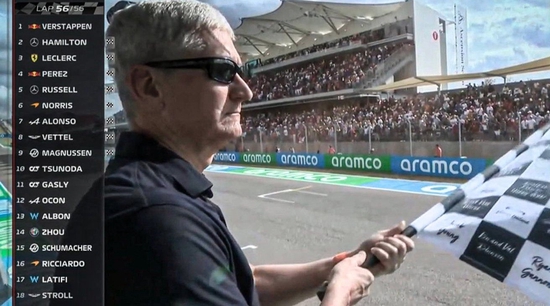“库克”苹果CEO库克意外现身F1美国大奖赛：表情麻木缓缓挥动方格旗子，被网友嘲笑