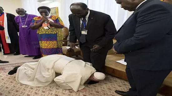 教皇方济各向南苏丹冲突双方领导人下跪恳请和平
