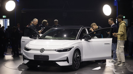 奥博穆带领下的CARIAD更重视效率，更愿意开放地将供应商吸纳进来，而不是一味地追求全栈技术绝对掌控。