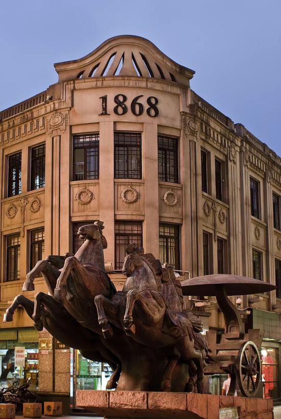 温州街头的"五马奔腾"雕塑(图源:视觉中国)