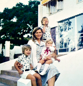 1976年，28岁的梅耶和儿子埃隆、金博尔，女儿托斯卡
