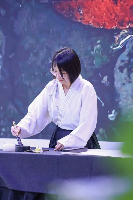 交行展台的民乐演奏和书道饰演