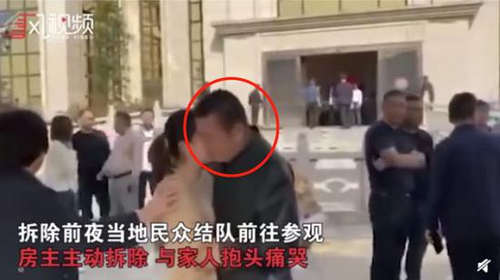 视频截图(红圈男子为房主)