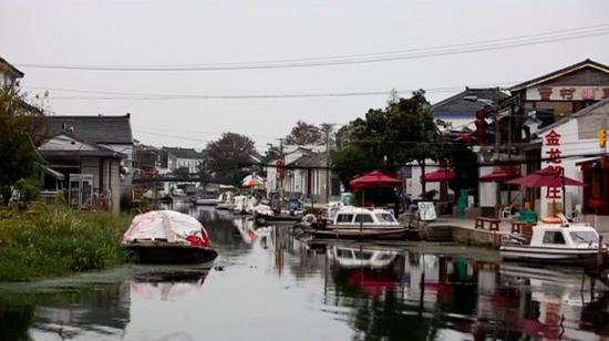 依河依湖而建农家乐